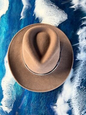 NEW WITHOUT TAG! NEVER WORN
OVERLAND Wool/Lana Packable Western Hat Size Lg